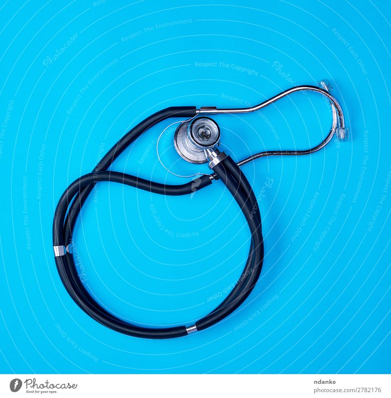 schwarzes medizinisches Phonendoskop Gesundheitswesen Behandlung Krankheit Medikament Wissenschaften Krankenhaus Werkzeug Metall blau Farbe Kontrolle Stethoskop