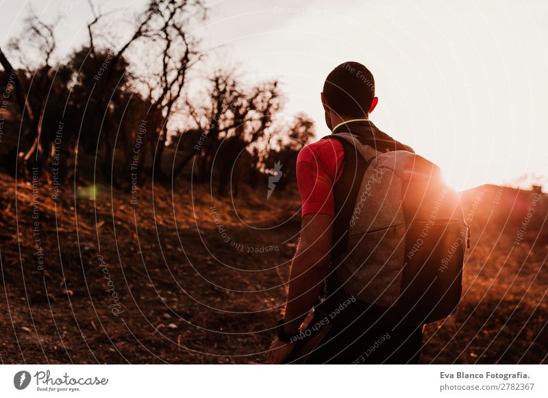 junger Wanderer bei Sonnenuntergang Lifestyle Freizeit & Hobby Sport wandern Mensch maskulin Junger Mann Jugendliche Erwachsene 1 30-45 Jahre Natur Landschaft
