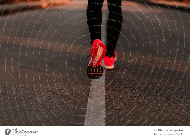junger Läufer, der auf der Straße läuft. Lifestyle Freizeit & Hobby Sport Joggen Mensch maskulin Junger Mann Jugendliche Erwachsene Beine Fuß 1 30-45 Jahre