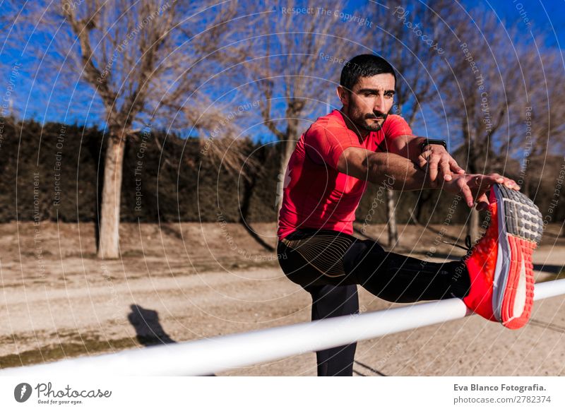 junger Läufer Mann Athlet Stretching Lifestyle Freizeit & Hobby Sport Leichtathletik Joggen maskulin Junger Mann Jugendliche Erwachsene 18-30 Jahre Sonne