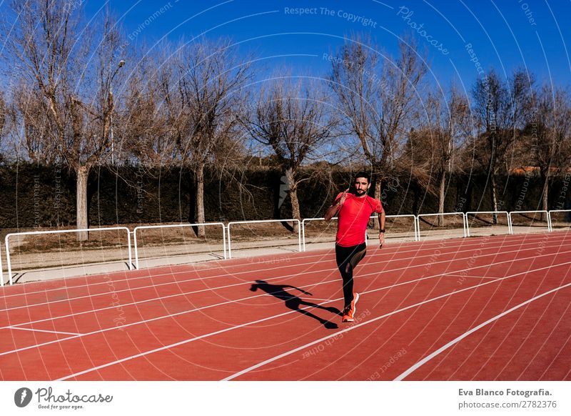 junger Athlet, der auf den Bahnen läuft. Tageslicht Lifestyle Freizeit & Hobby Sport Joggen Mensch maskulin Junger Mann Jugendliche Erwachsene 1 30-45 Jahre