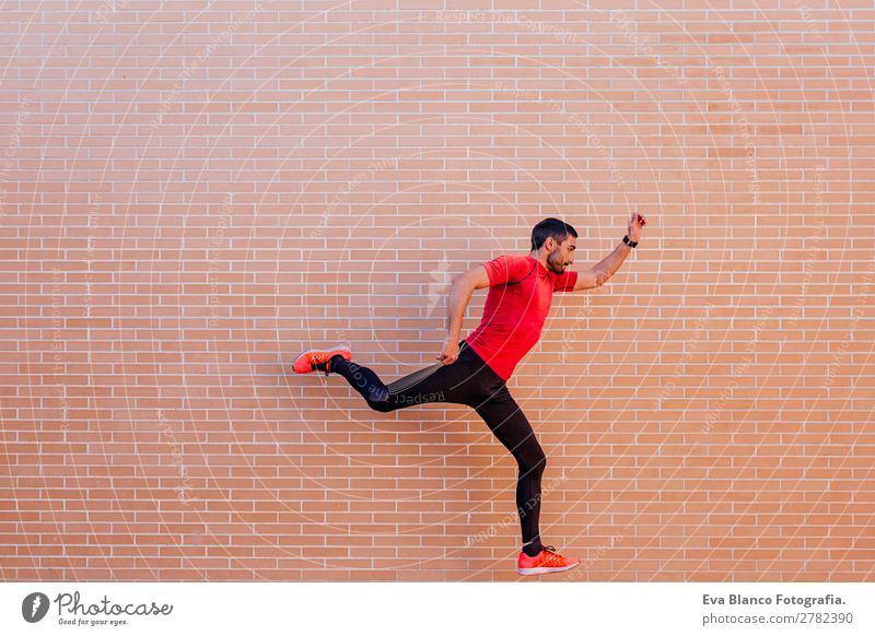 junger Athlet Mann springt über Ziegelhintergrund Lifestyle Freizeit & Hobby Sport Leichtathletik Joggen Stadion Mensch maskulin Erwachsene 30-45 Jahre Sonne