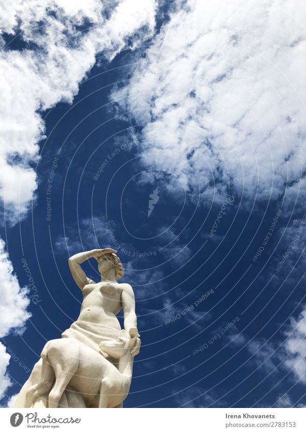 Schöner Himmel und Statue in Lissabon feminin 1 Mensch Skulptur Natur Landschaft Erde nur Himmel Wolkenloser Himmel Sonnenlicht Frühling Sommer Schönes Wetter