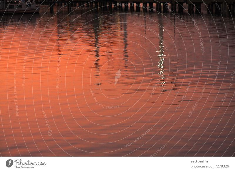 Spree Umwelt Wasser Klima Klimawandel Wetter Schönes Wetter Wellen Küste Flussufer Stadt Skyline gut schön Reflexion & Spiegelung reflektion Abenddämmerung