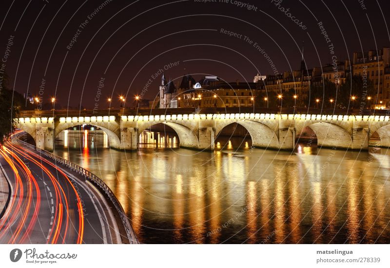 Paris - Pont Neuf Hauptstadt Menschenleer Brücke Sehenswürdigkeit gelb schwarz Romantik träumen ästhetisch genießen Symmetrie Farbfoto Außenaufnahme Nacht
