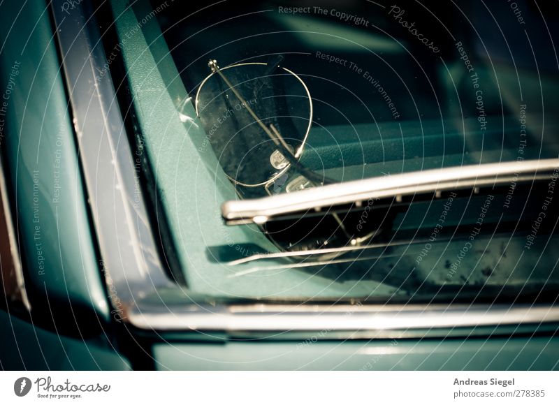 Worn out faces Fahrzeug PKW Scheibenwischer Windschutzscheibe Chrom Brille authentisch außergewöhnlich Coolness retro Klischee blau schön Stil Vergangenheit