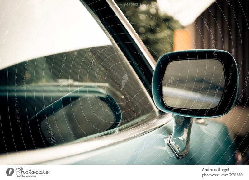 Look right through me Fahrzeug PKW Oldtimer Seitenspiegel Chrom Autofenster Spiegel Reflexion & Spiegelung blau Vergangenheit Vergänglichkeit Unschärfe Farbfoto