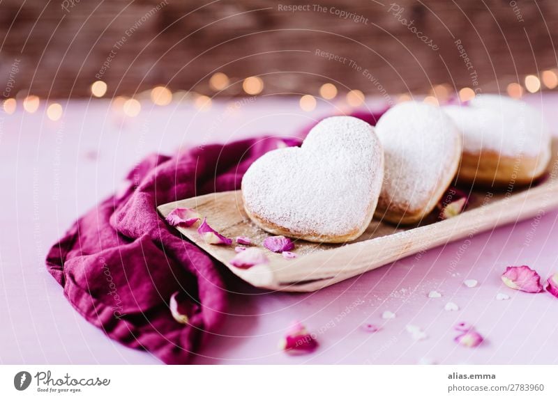 Herzförmige Berliner Krapfen herzförmig Romantik rosa Backwaren Valentinstag Muttertag Geburtstag Postkarte Liebe danke schön danken Symbole & Metaphern Holz