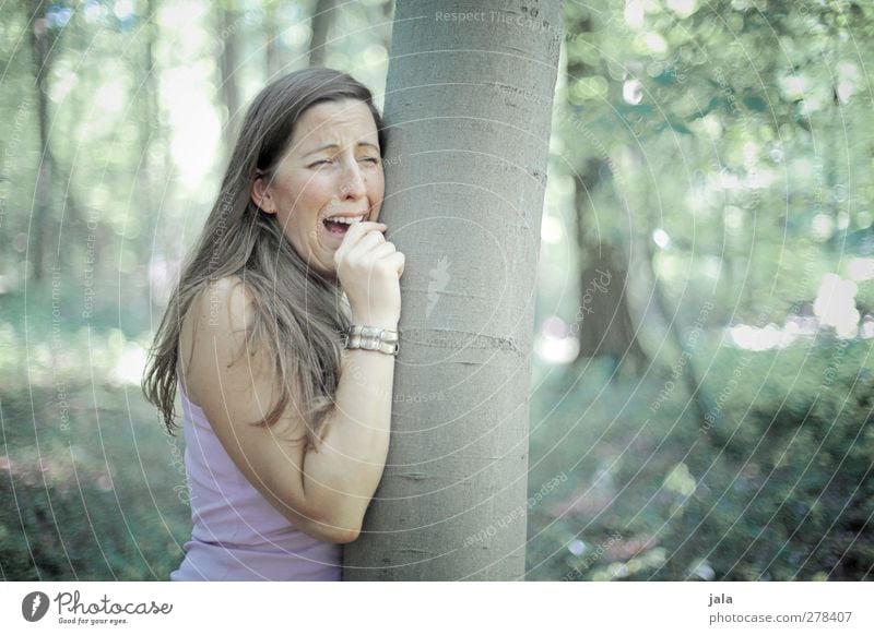 . Mensch feminin Frau Erwachsene 30-45 Jahre Umwelt Natur Landschaft Pflanze Baum Sträucher Wald weinen Gefühle Traurigkeit Sorge Liebeskummer Schmerz Farbfoto