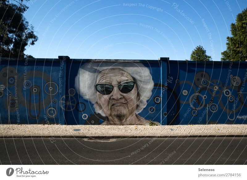 Graffiti vor blauem Himmel Wand Fassade Außenaufnahme Straßenkunst Kunst Farbfoto Kreativität Wandmalereien Jugendkultur Großmutter Mensch Menschenleer