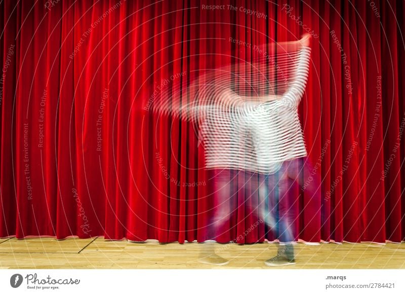Impro Mann Erwachsene 1 Mensch Theaterschauspiel Bühne Tanzen Jeanshose Vorhang Streifen rot weiß Bewegung improvisieren Farbfoto Innenaufnahme