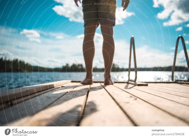 Mann steht auf einem Holzsteg am See Gesundheit Wellness Erholung Schwimmen & Baden Ferien & Urlaub & Reisen Freiheit Sommer Sommerurlaub Sonne Strand Meer