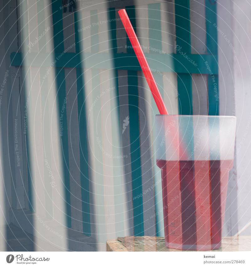 Sommerdrink Getränk Erfrischungsgetränk Limonade Saft Becher Glas Trinkhalm Ferien & Urlaub & Reisen Tourismus Strand lecker rot türkis Streifen Farbfoto