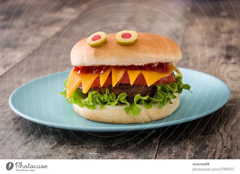 Halloween Burger Monster auf Holztisch. Rindfleisch Brot Feste & Feiern Käse Abendessen Herbst Lebensmittel Gesunde Ernährung Foodfotografie lustig Ketchup