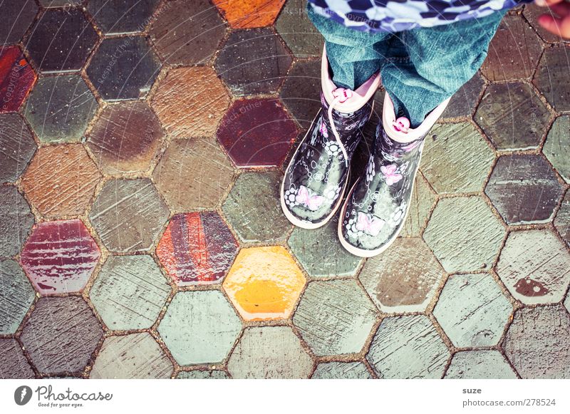 Gummistiefelzwerg Kind Mensch Kindheit Beine Fuß 1 Wetter schlechtes Wetter Wege & Pfade Mode Bekleidung Jeanshose Schuhe Stiefel stehen warten nass Fußweg Wabe