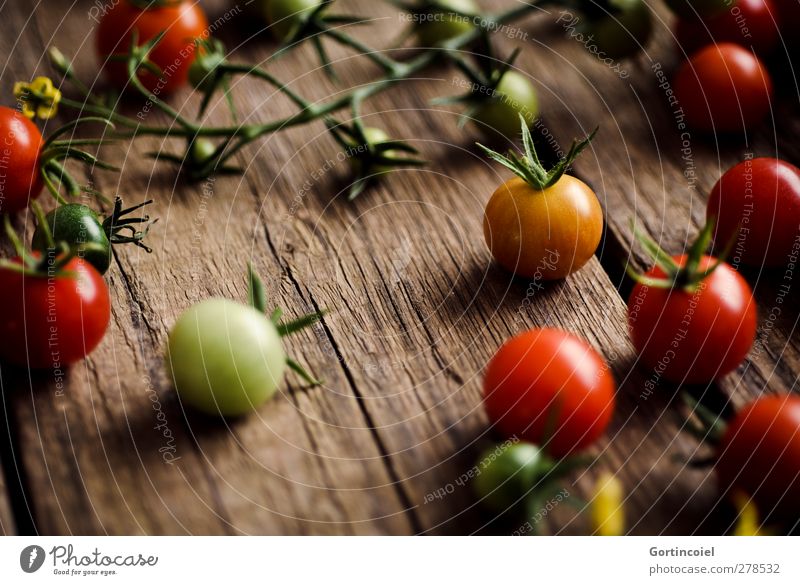 Tomaten Lebensmittel Gemüse Ernährung Bioprodukte Vegetarische Ernährung frisch Gesundheit natürlich Cocktailtomate Ernte Holztisch Foodfotografie Landleben