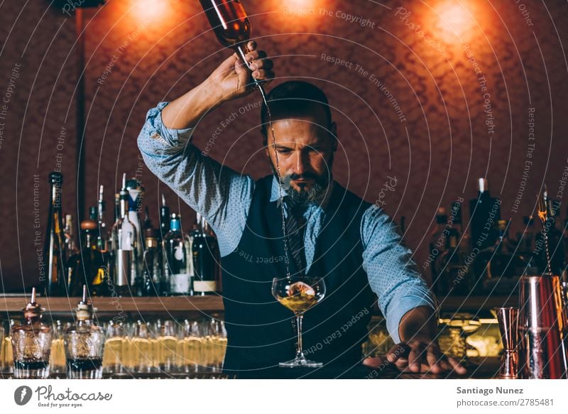 Barman macht Cocktails im Nachtclub. Schüttler Barmann Barkeeper Kellnern Mann rühren Mixologe Hinzufügen Alkohol Business Club trinken Flasche professionell