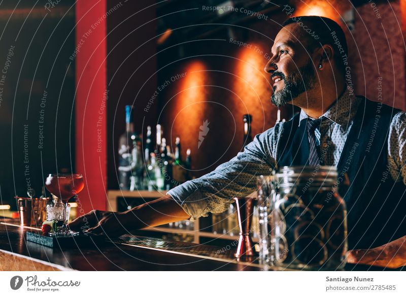 Barman macht Cocktails im Nachtclub. Schüttler Barmann Barkeeper Kellnern Mann rühren Mixologe Hinzufügen Alkohol Business Aufschlag Club trinken Flasche