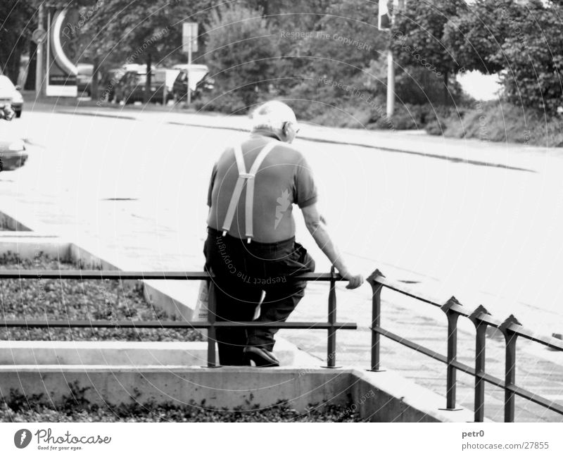 Alter Mann, wartend Senior Zaun Bürgersteig Vorgarten Hosenträger Überbelichtung Sonnenlicht gleißend strahlend Männlicher Senior Straße sitzen