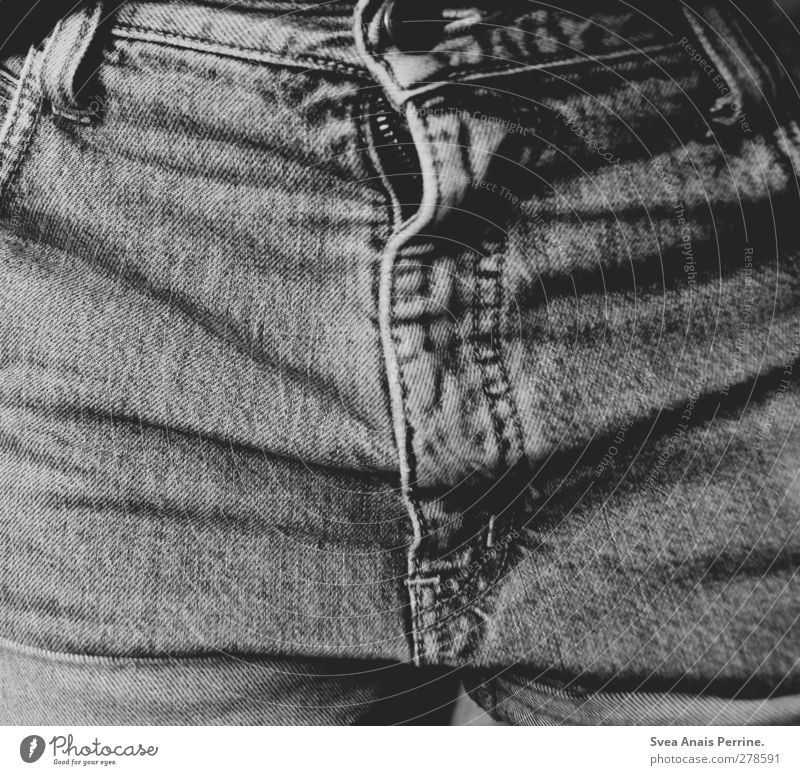 Jeans. Junge Frau Jugendliche 1 Mensch 18-30 Jahre Erwachsene Mode Jeanshose Reißverschluss Falte Hosenschlitz Knöpfe Stoff Schwarzweißfoto Innenaufnahme