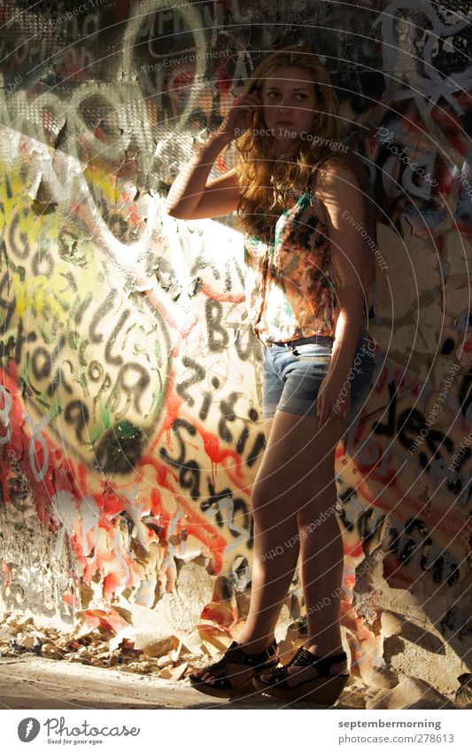 Mädchen II feminin Jugendliche 1 Mensch 13-18 Jahre Kind Mauer Wand Graffiti stehen Gedeckte Farben Innenaufnahme Licht Schatten Sonnenlicht Sonnenstrahlen