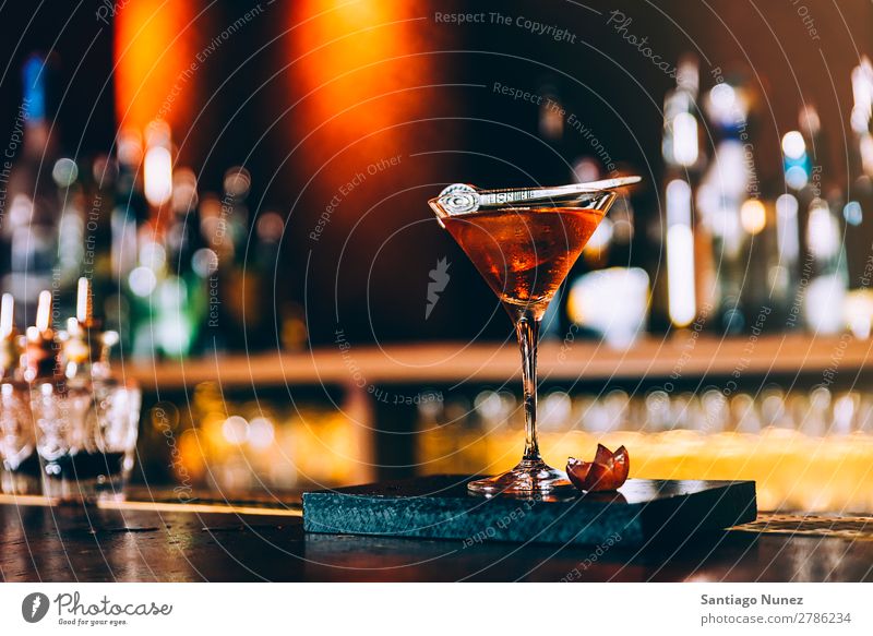 Cocktailgetränk im Nachtclub. Glas Farbe trinken Alkohol rot Getränk Bar Blut Mary Bluterin Rum Gin Hintergrundbild weltoffen Frucht Party kalt Erfrischung Saft