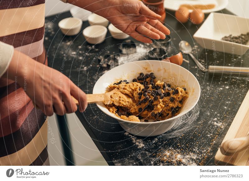 Schöne Frau, die Kekse und Muffins zubereitet. backen Biskuit Plätzchen Koch Küchenchef Dekoration & Verzierung lecker gebastelt heimwärts Essen zubereiten Ei