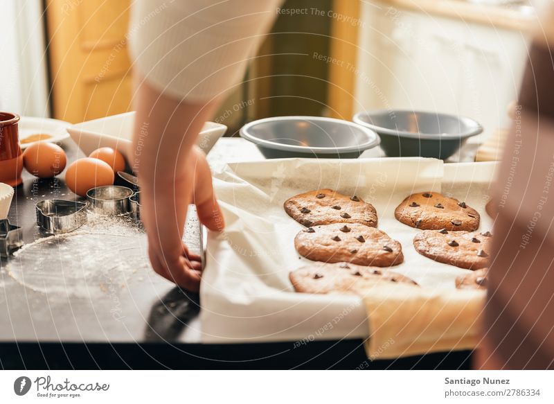 Schöne Frau bereitet Kekse und Muffins zu backen Biskuit Koch Küchenchef dekoriert lecker selbstgemacht heimwärts vorbereiten Eier Zucker Butter Zitrone Mehl