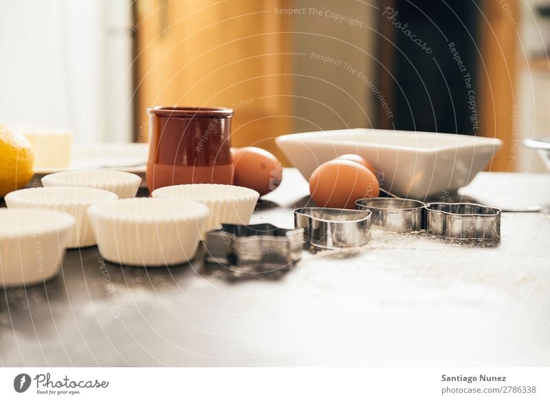 Schöne Frau bereitet Kekse und Muffins zu. backen Biskuit Plätzchen Koch Küchenchef Dekoration & Verzierung lecker gebastelt heimwärts Essen zubereiten Ei
