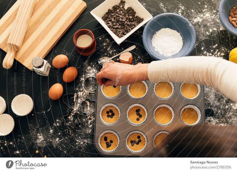 Schöne Frau, die Kekse und Muffins zubereitet. backen Biskuit Plätzchen Koch Küchenchef Dekoration & Verzierung lecker gebastelt heimwärts Essen zubereiten Ei
