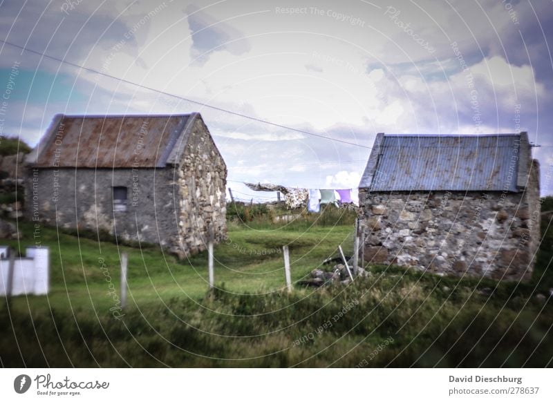 Berghütten Ferien & Urlaub & Reisen Himmel Wolken Gras Dorf Haus Gebäude blau braun grau Nordirland Wäsche trocknen Zaun alt rustikal Wiese Reisefotografie