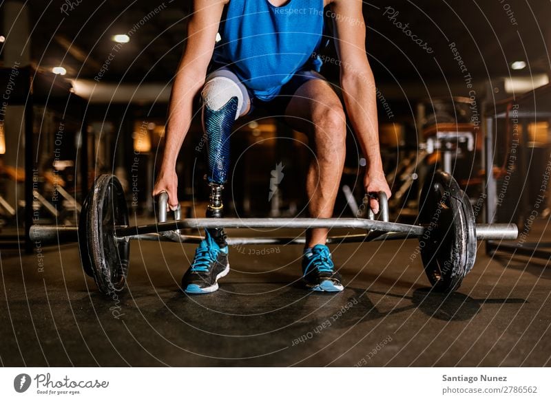 Behinderter junger Mann beim Training in der Turnhalle. Jugendliche Athlet Sport prothetisch deaktiviert paralympisch Fitness Aktion Beine amputieren Amputation