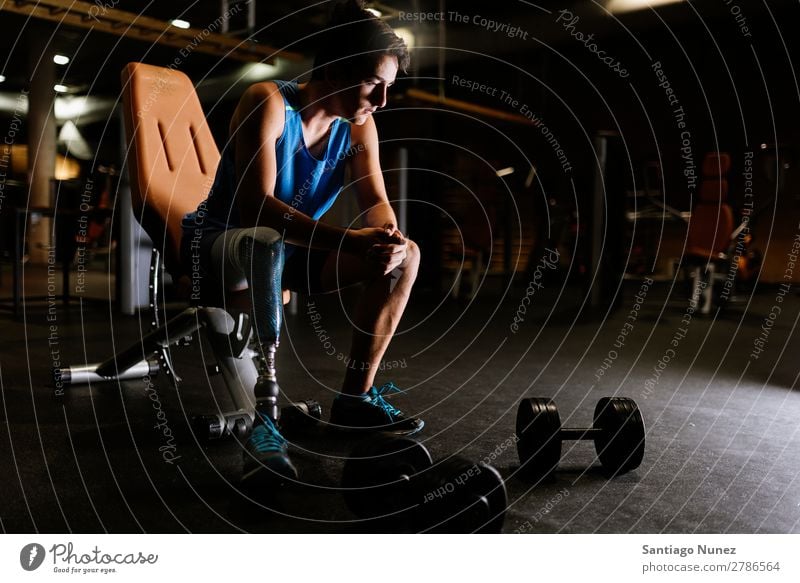 Porträt eines behinderten jungen Mannes in der Turnhalle. Jugendliche Athlet Sport prothetisch Behinderte deaktiviert paralympisch Fitness Sporthalle Aktion