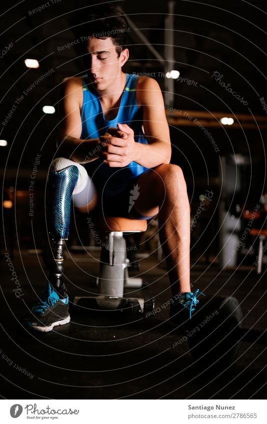 Porträt eines behinderten jungen Mannes in der Turnhalle. Jugendliche Athlet Sport prothetisch Behinderte deaktiviert Fitness Sporthalle Aktion Beine amputieren