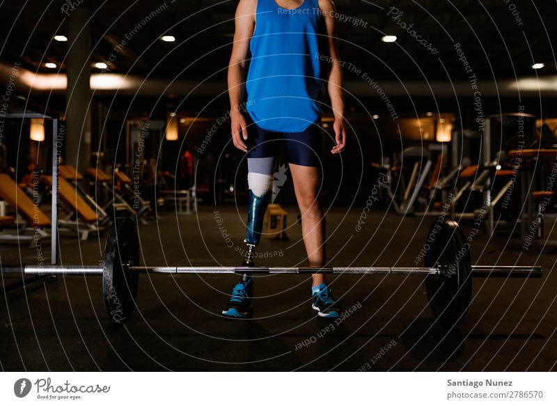 Porträt von behinderten Jugendlichen in der Turnhalle. Mann Athlet Sport prothetisch Behinderte deaktiviert Fitness Sporthalle Aktion Beine amputieren