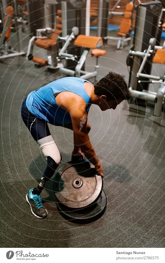 Behinderter junger Mann beim Training in der Turnhalle Jugendliche Athlet Sport prothetisch Porträt deaktiviert paralympisch üben Fitness Sporthalle Aktion