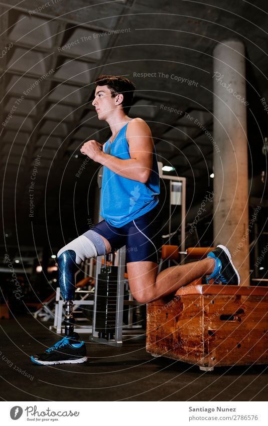Behinderter junger Mann beim Training in der Turnhalle Jugendliche Athlet Sport prothetisch Porträt deaktiviert paralympisch üben Fitness Sporthalle Aktion