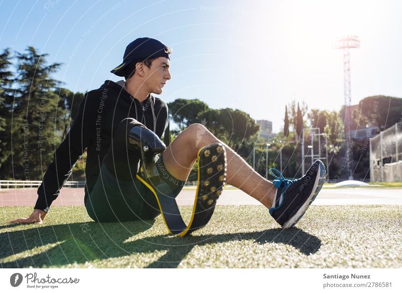 Porträt eines behinderten Sportlers mit Beinprothese. Mann Läufer Athlet Prothesen Prothetik Behinderte deaktiviert paralympisch Amputation Sitz sitzen Erholung