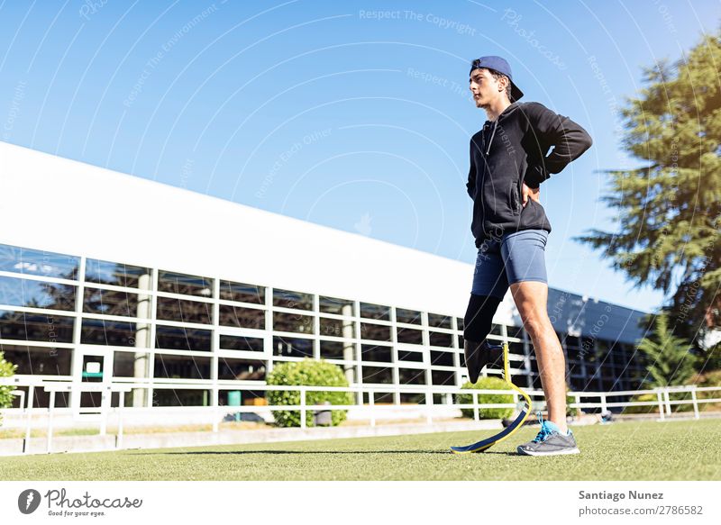 Porträt eines behinderten Sportlers mit Beinprothese. Mann Läufer rennen Athlet Prothesen Prothetik Behinderte deaktiviert paralympisch Amputation
