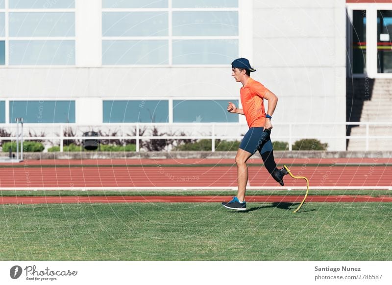 Behindertensportler beim Training mit der Beinprothese. Mann rennen Läufer Athlet Sport Prothesen Prothetik deaktiviert Amputation Amputierte ungültig