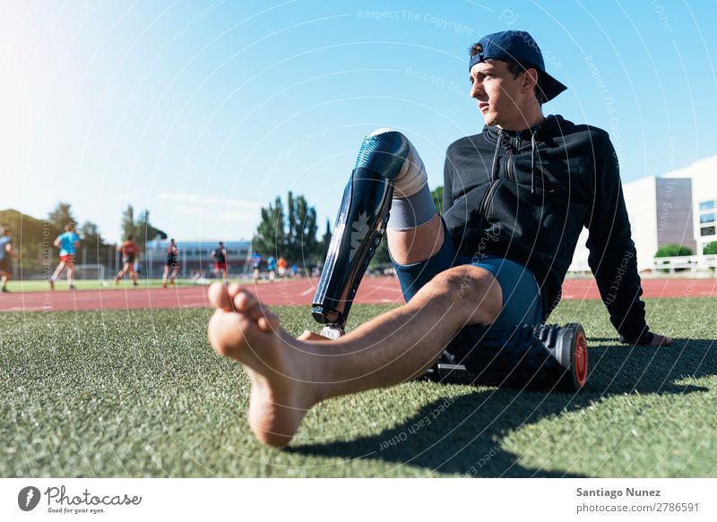 Porträt eines behinderten Sportlers mit Beinprothese. Mann Läufer Athlet Prothesen Prothetik Behinderte deaktiviert paralympisch Amputation Sitz sitzen Erholung
