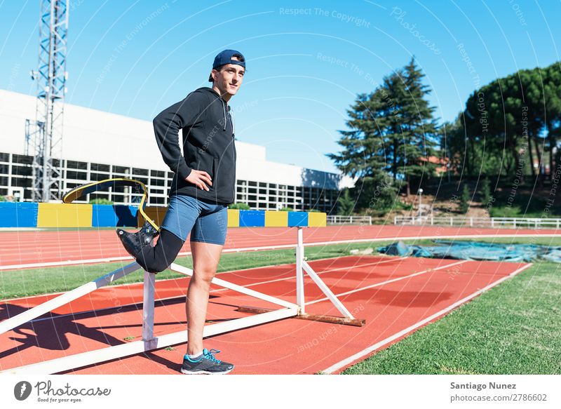 Behindertensportler beim Stretching mit Beinprothese Mann Läufer strecken Dehnung Athlet Sport Prothesen Prothetik deaktiviert Amputation Amputierte ungültig