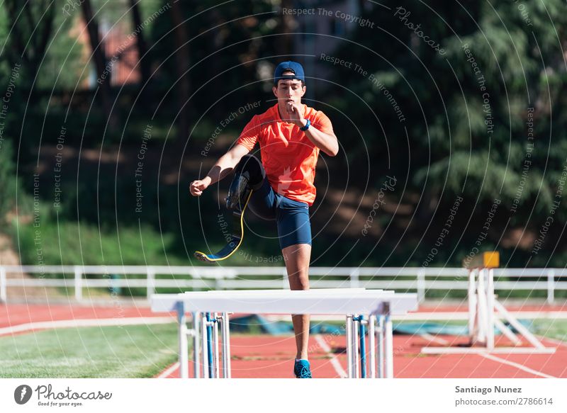 Behindertensportler beim Training mit der Beinprothese. Mann rennen Läufer Fitness springen Athlet Sport Prothesen Prothetik deaktiviert Amputation Amputierte