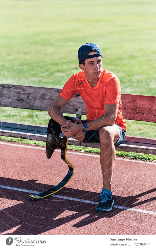 Behindertensportler machen eine Pause. Mann Läufer Porträt Athlet Sport Prothesen Prothetik deaktiviert paralympisch Amputation Sitz sitzen Erholung ruhig