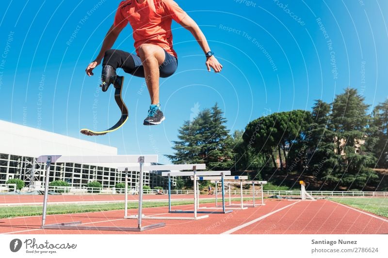 Behindertensportler beim Training mit der Beinprothese. Mann rennen Läufer springen Athlet Sport Prothesen Prothetik deaktiviert paralympisch Amputation
