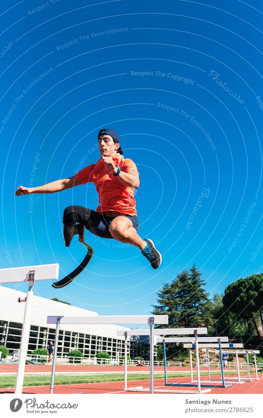 Behindertensportler beim Training mit der Beinprothese. Mann rennen Läufer springen Athlet Sport Prothesen Prothetik deaktiviert paralympisch Amputation