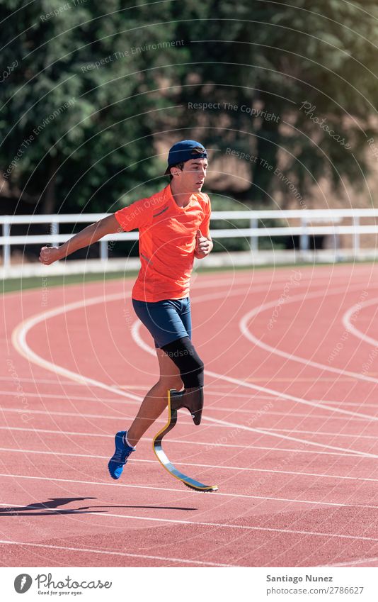 Behindertensportler beim Training mit der Beinprothese. Mann rennen Läufer Athlet Sport Prothesen Prothetik deaktiviert paralympisch Amputation Amputierte