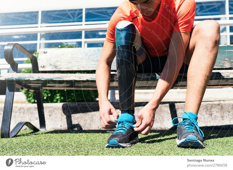 Behindertensportler bereit zum Training mit Beinprothese. Mann Läufer rennen Porträt Athlet Sport Prothesen Prothetik deaktiviert paralympisch Amputation