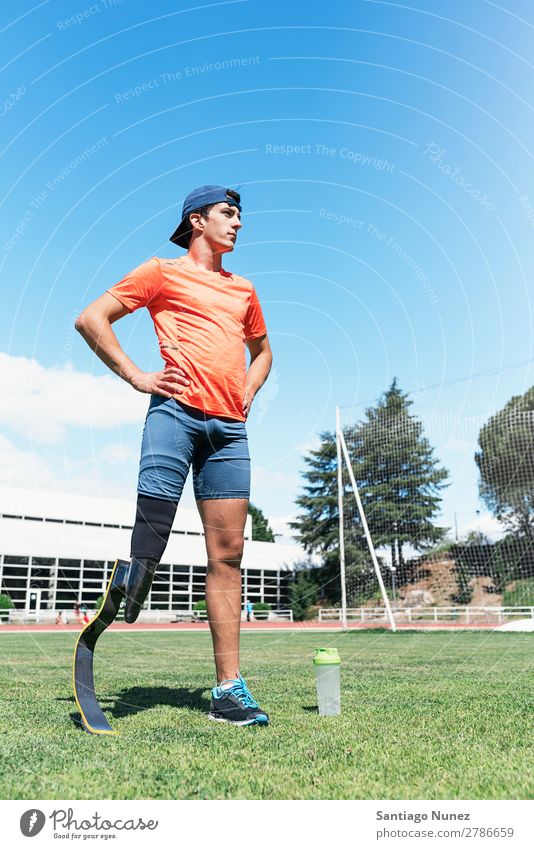 Porträt eines behinderten Sportlers mit Beinprothese. Mann Läufer rennen Athlet Prothesen Prothetik Behinderte deaktiviert paralympisch Amputation