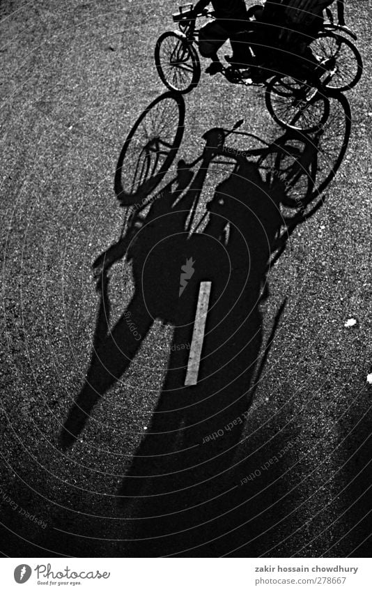 Schatten Lifestyle Arbeit & Erwerbstätigkeit Arbeitsplatz Straße Fahrrad Selbstständigkeit Leben Schwarzweißfoto abstrakt Abend Starke Tiefenschärfe